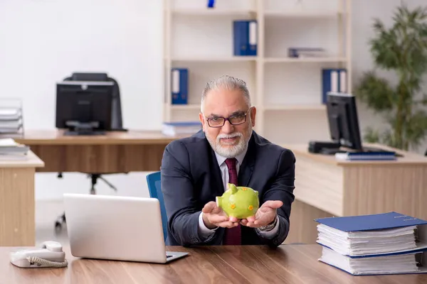 Vecchio dipendente di sesso maschile nel concetto di pensione — Foto Stock