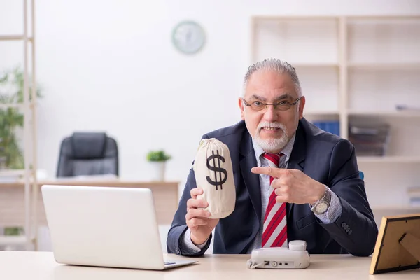 Gammal manlig anställd i lönebegreppet — Stockfoto