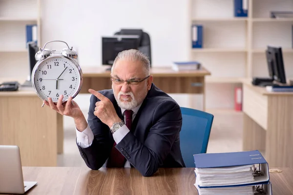 Oud mannelijk werknemer in time management concept — Stockfoto