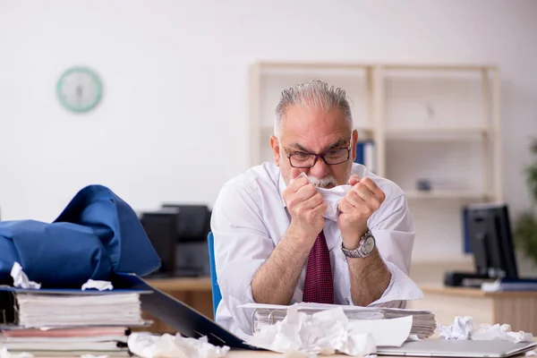 Velho funcionário masculino infeliz com excesso de trabalho no escritório — Fotografia de Stock