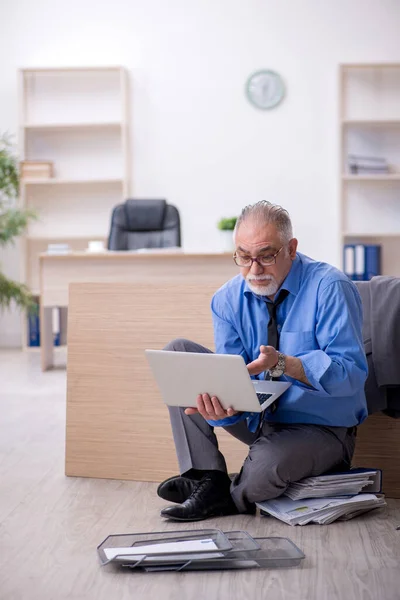 Vecchio dipendente maschio infelice con il lavoro eccessivo in ufficio — Foto Stock