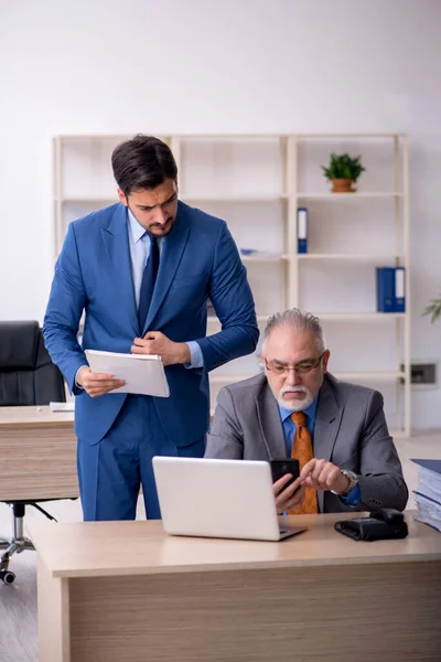 Two colleagues working in the office — Stock Photo, Image