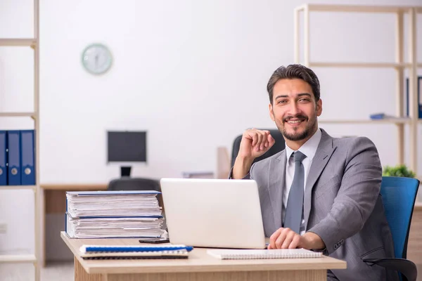 Joven empleado masculino que trabaja en la oficina — Foto de Stock