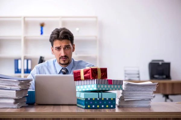 Jeune employé masculin célébrant son anniversaire sur le lieu de travail — Photo