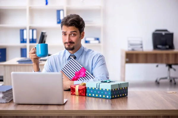 Giovane dipendente maschio che festeggia il compleanno sul posto di lavoro — Foto Stock