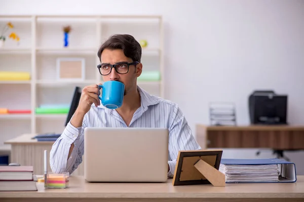 Giovane dipendente maschio che beve caffè durante la pausa — Foto Stock