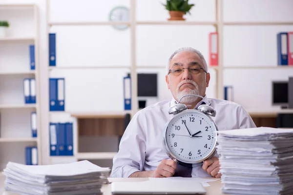 Παλαιός αρσενικός εργαζόμενος στην έννοια της διαχείρισης του χρόνου — Φωτογραφία Αρχείου