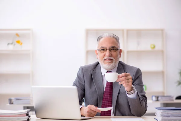 休憩中に古い男性従業員コーヒーを飲む — ストック写真