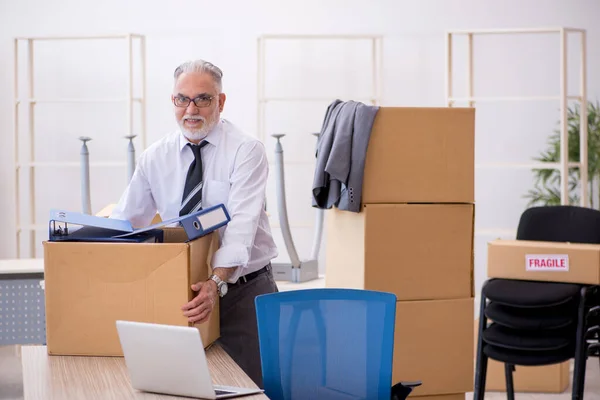 Viejo empleado masculino en concepto de reubicación —  Fotos de Stock