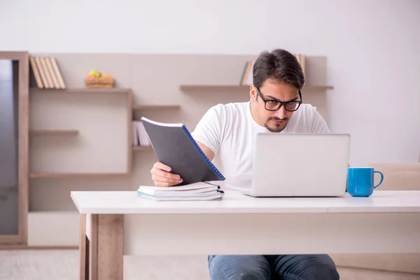 Ung manlig frilansare som arbetar hemifrån — Stockfoto