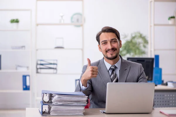 Jeune homme d'affaires employé travaillant dans le bureau — Photo