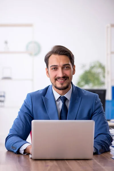 Jonge zakenman werkzaam in het kantoor — Stockfoto