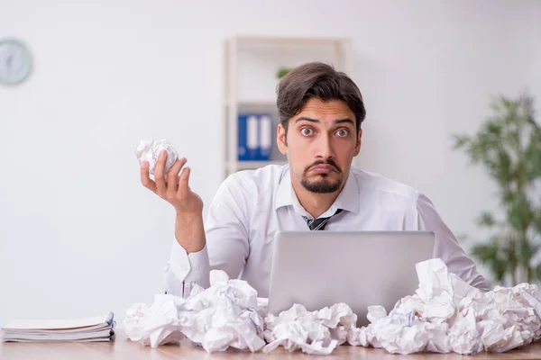 Mladý muž zaměstnanec v konceptu brainstorming — Stock fotografie