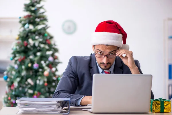 Jovem funcionário do sexo masculino celebrando o Natal no local de trabalho — Fotografia de Stock