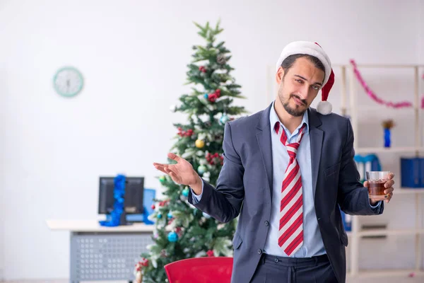 Ung manlig anställd firar jul på arbetsplatsen — Stockfoto