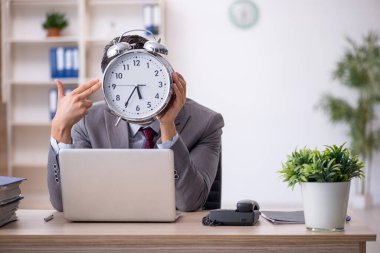 Zaman yönetimi konseptinde genç erkek çalışan