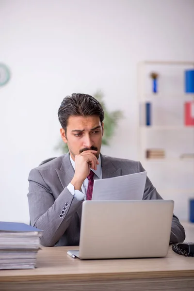 Jeune employé masculin travaillant au bureau — Photo