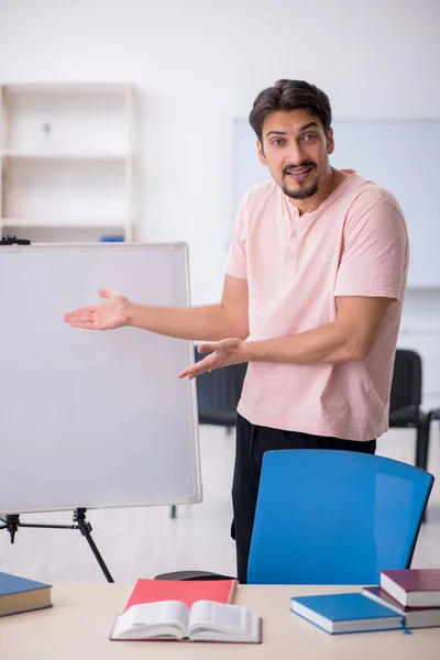 Junge männliche Lehrer während der Pandemie im Klassenzimmer — Stockfoto