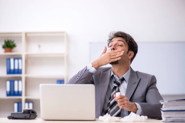 İş yerinde acı çeken genç bir işadamı