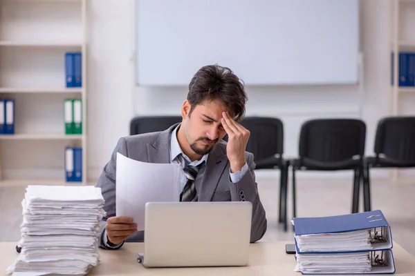 Jovem empresário empregado e muito trabalho no escritório — Fotografia de Stock