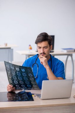 Klinikte çalışan genç bir erkek radyolog.