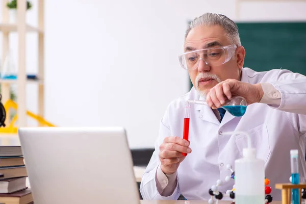 Old male teacher chemist in the classroom — Stock Photo, Image