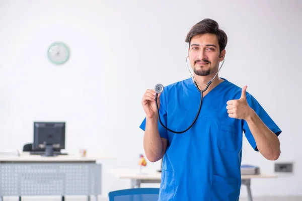 Joven médico masculino que trabaja en la clínica — Foto de Stock