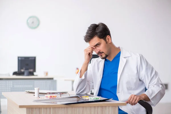 Klinikte çalışan genç erkek doktor. — Stok fotoğraf