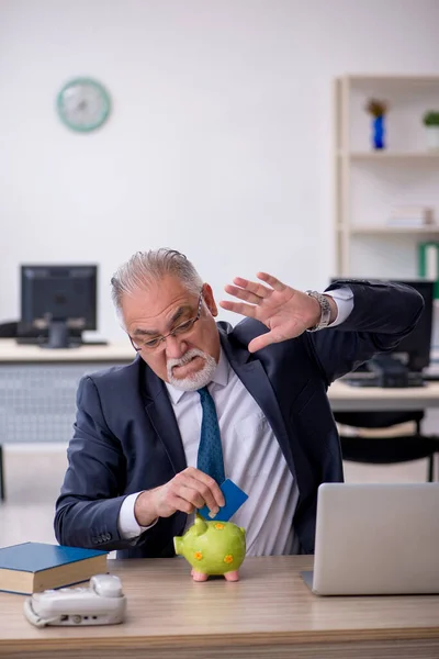 Oude mannelijke werknemer in pensioenconcept — Stockfoto