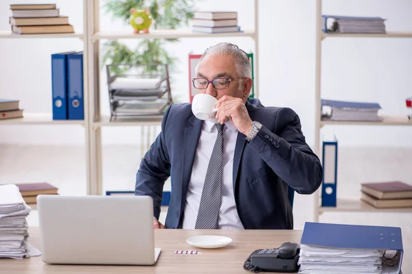 Velho funcionário do sexo masculino se sentir mal no local de trabalho — Fotografia de Stock