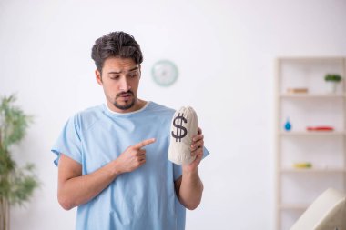 Pahalı ilaç konseptinde genç bir erkek hasta.