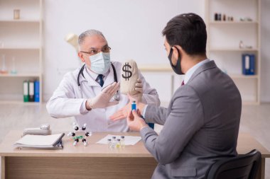 Genç işadamı aşı danışmanıyla yaşlı doktoru ziyaret ediyor.