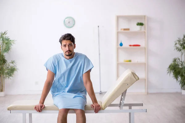 Paciente varón joven que espera al médico en el hospital — Foto de Stock