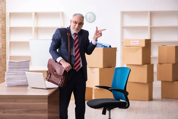 Velho empresário empregado no conceito de realocação — Fotografia de Stock