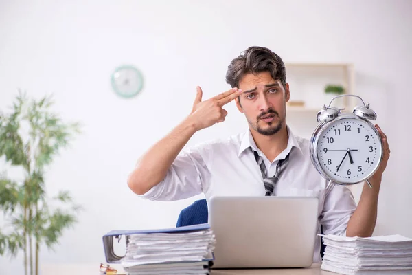 Ung manlig anställd i time management koncept — Stockfoto