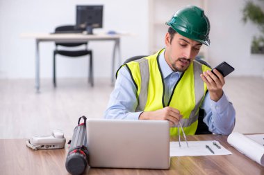 Ofiste çalışan genç erkek mimar.