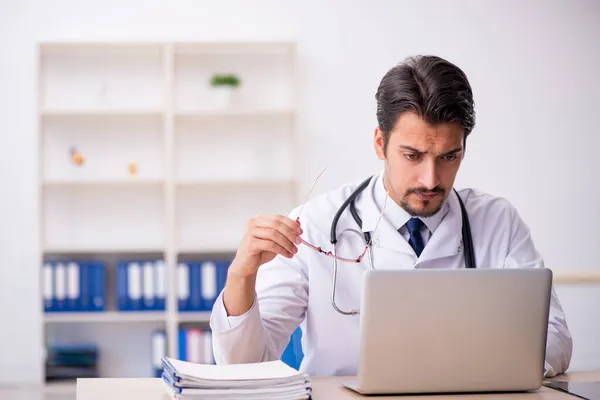 Junge Ärztin im telemedizinischen Konzept — Stockfoto