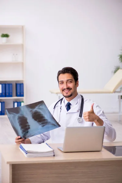 Hombre joven radiólogo médico que trabaja en la clínica — Foto de Stock