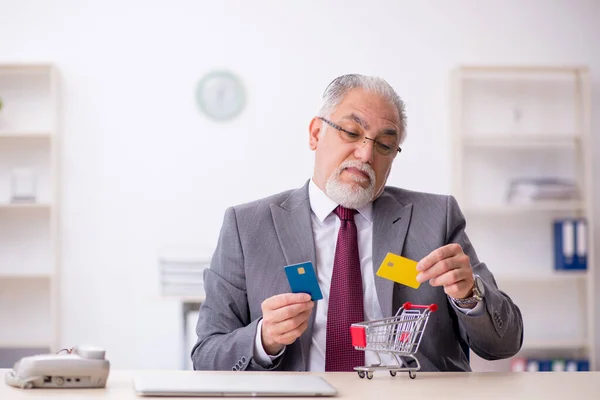 Jonge mannelijke werknemer in e-commerce concept — Stockfoto