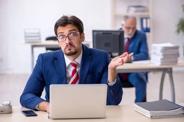 Twee mannelijke collega 's die op kantoor werken — Stockfoto