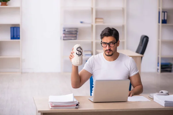 Joven estudiante empleado en el lugar de trabajo —  Fotos de Stock