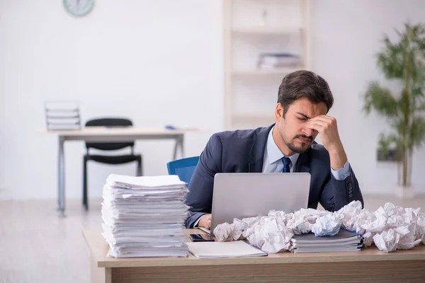 Jeune employé masculin dans le concept de remue-méninges — Photo