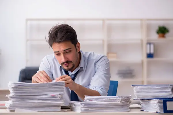 Ung manlig anställd missnöjd med överdrivet arbete på kontoret — Stockfoto