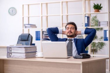 Ofiste çalışan yakışıklı bir genç.