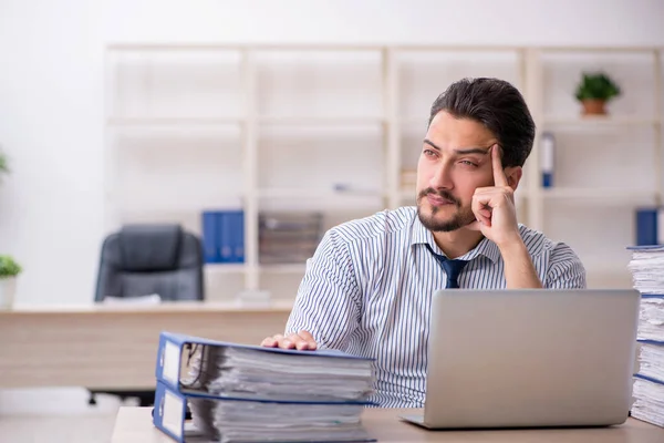 Jonge mannelijke werknemer en te veel werk op kantoor — Stockfoto