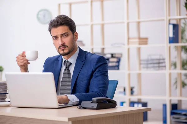 Jeune employé beau boire du café pendant la pause — Photo