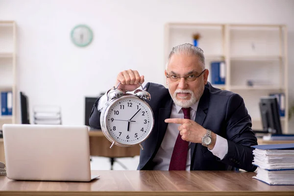 Időskorú férfi alkalmazott az időgazdálkodás koncepciójában — Stock Fotó