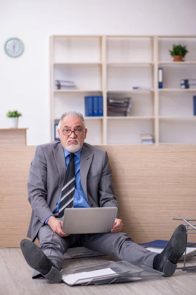 Viejo empleado descontento con el exceso de trabajo en la oficina —  Fotos de Stock