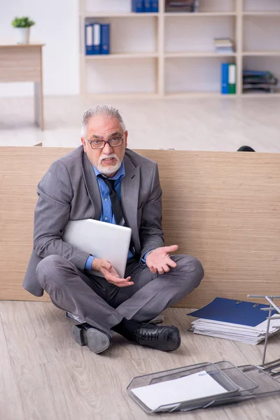 Vecchio dipendente maschio infelice con il lavoro eccessivo in ufficio — Foto Stock