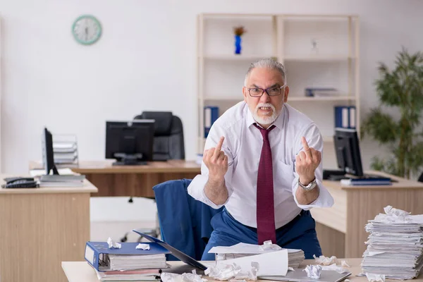 Viejo empleado descontento con el exceso de trabajo en la oficina —  Fotos de Stock